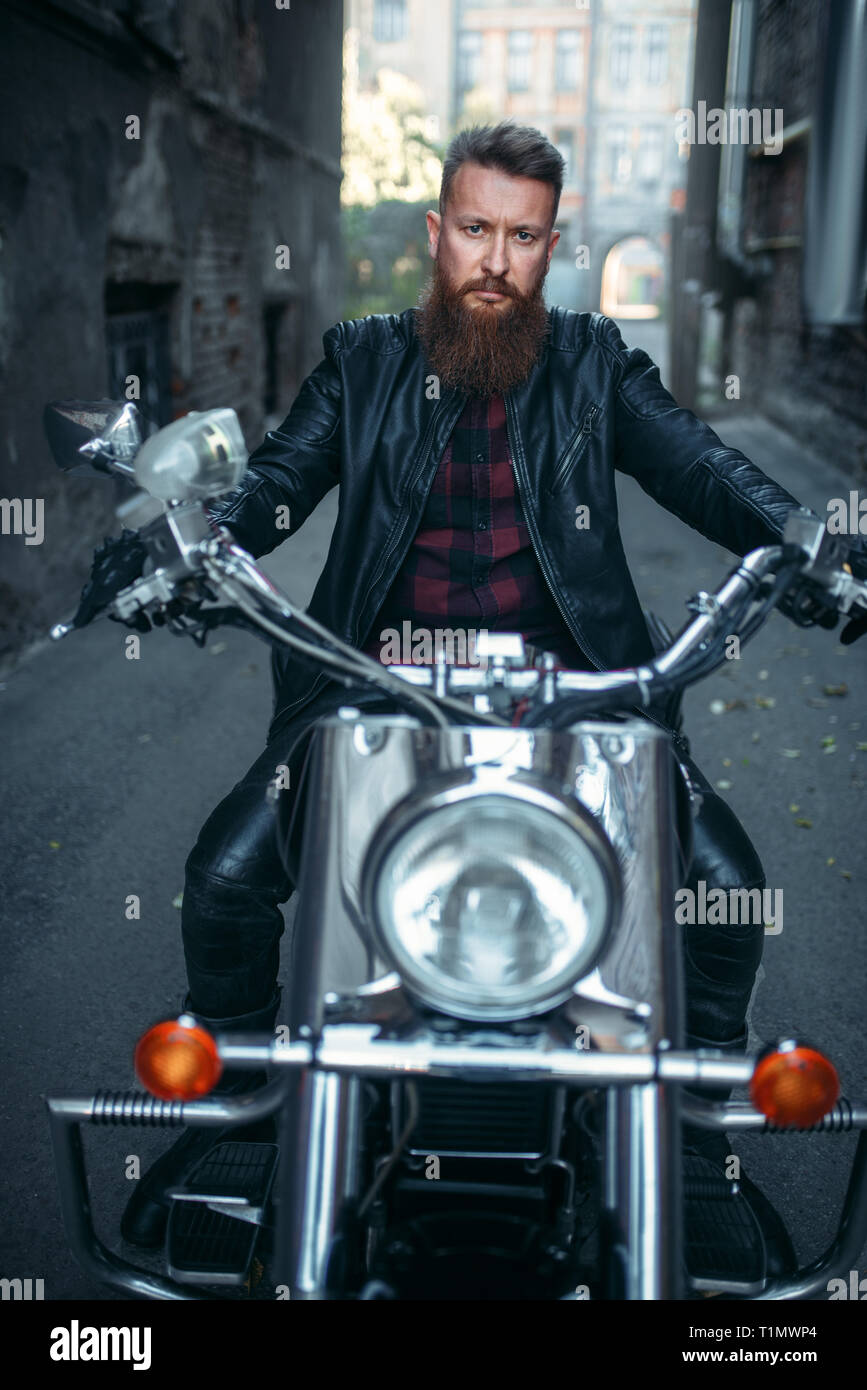 Barbuto biker sul trinciapaglia classica, vista frontale Foto Stock