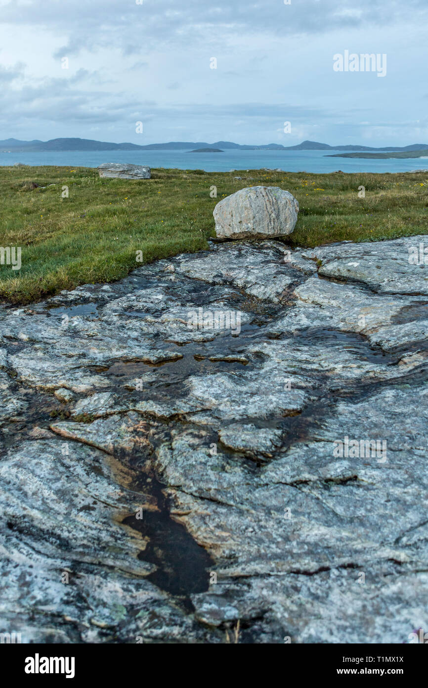 Geological rock formazione dall'Oceano Atlantico, Isle of Barra, Ebridi Esterne, Scotland, Regno Unito Foto Stock