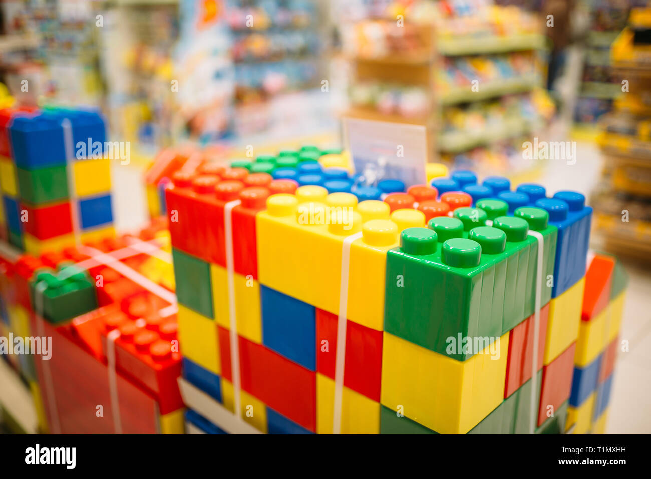 Cubi colorati in negozio di giocattoli, giochi didattici Foto Stock