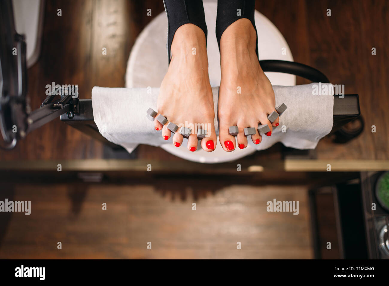 Client femmina piede, vista dall'alto, procedura di pedicure Foto Stock