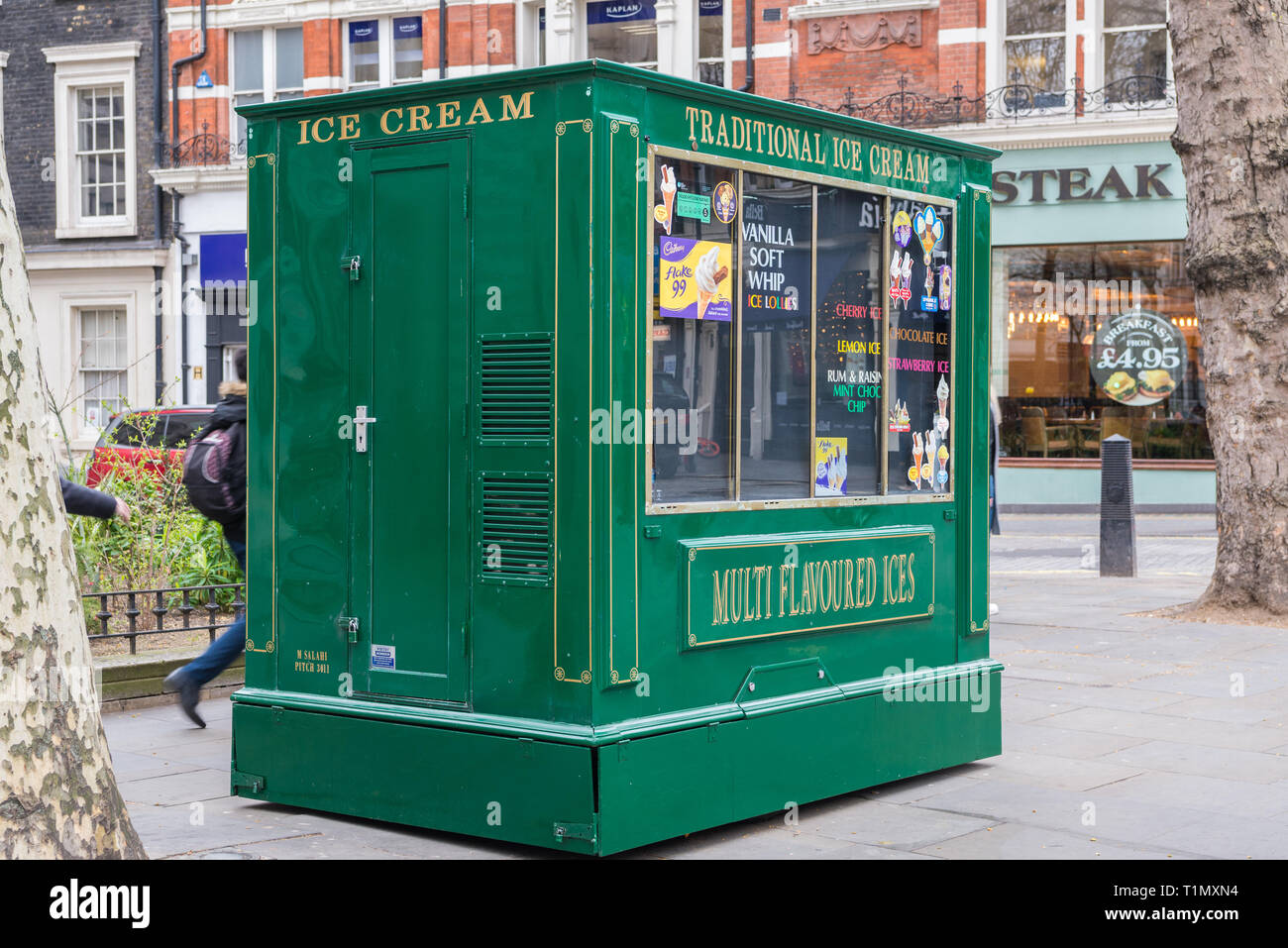 Tradizionali di vendita gelati chiosco in Charing Cross Road, Covent Garden, Londra, Inghilterra, Regno Unito Foto Stock