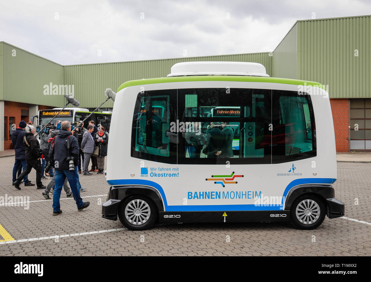 A Monheim, Renania settentrionale-Vestfalia, Germania - Presentazione dell'autonoma bus elettrico in servizio regolare, modello EZ10 della società Easymile, presso il Foto Stock