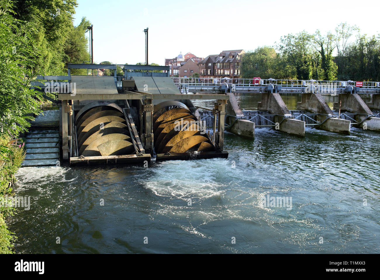 Romney Weir Schema idrostatico sul Fiume Tamigi a Windsor. L'elettricità è generata da due viti di Archimede che sono rivolti dall'acqua fluente. Foto Stock