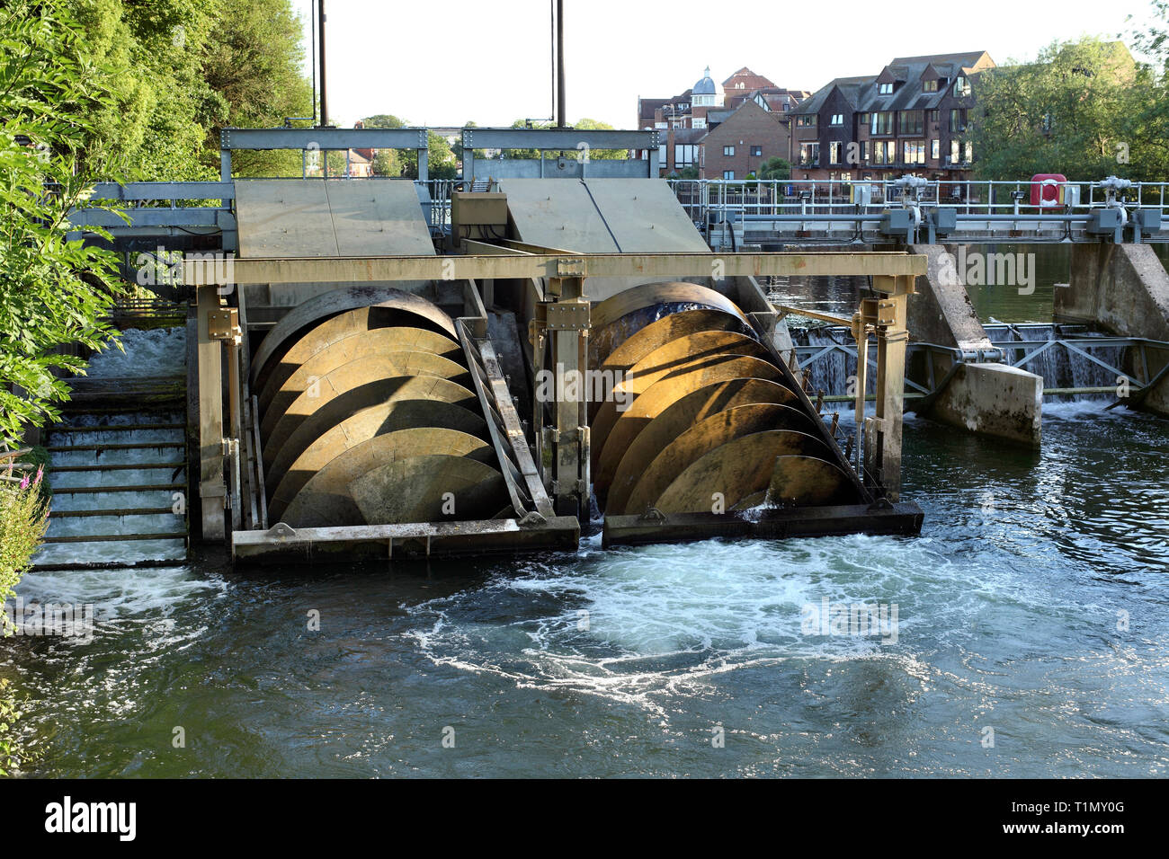 Romney Weir Schema idrostatico sul Fiume Tamigi a Windsor. L'elettricità è generata da due viti di Archimede che sono rivolti dall'acqua fluente. Foto Stock