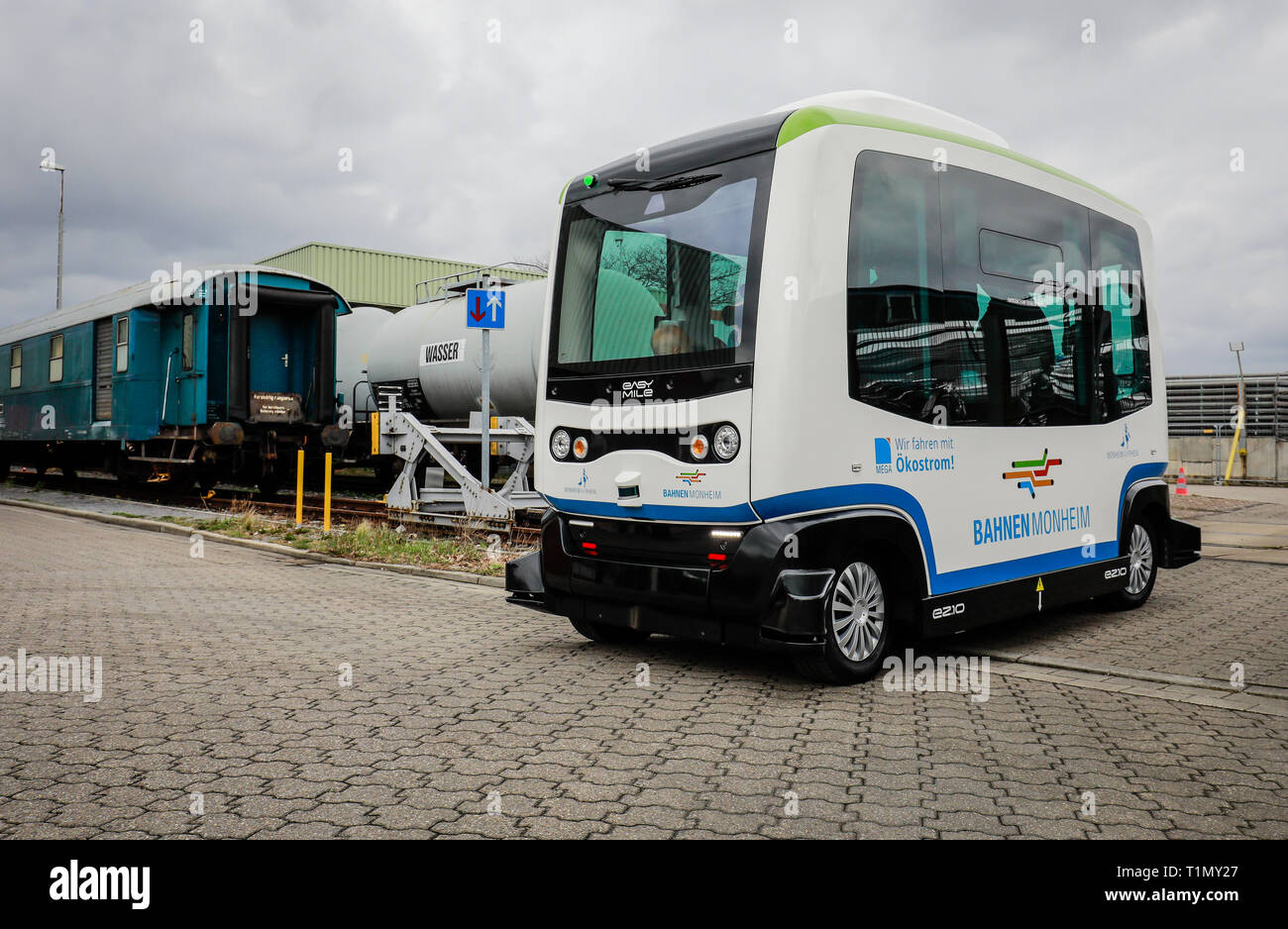 A Monheim, Renania settentrionale-Vestfalia, Germania - Presentazione dell'autonoma bus elettrico in servizio regolare, modello EZ10 della società Easymile, presso il Foto Stock