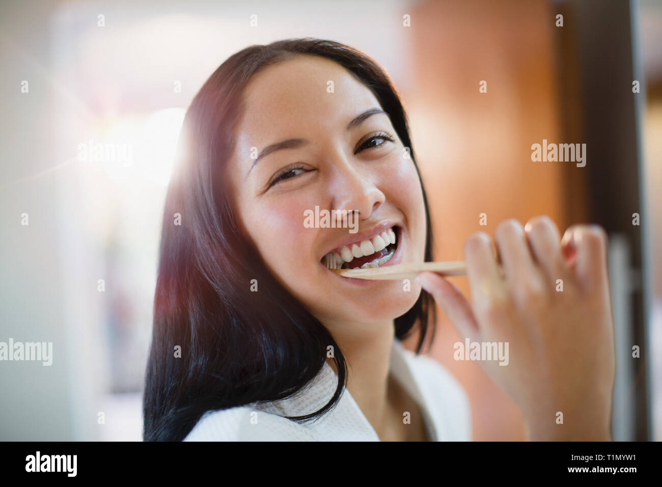 Ritratto felice giovane donna spazzolatura dei denti Foto Stock