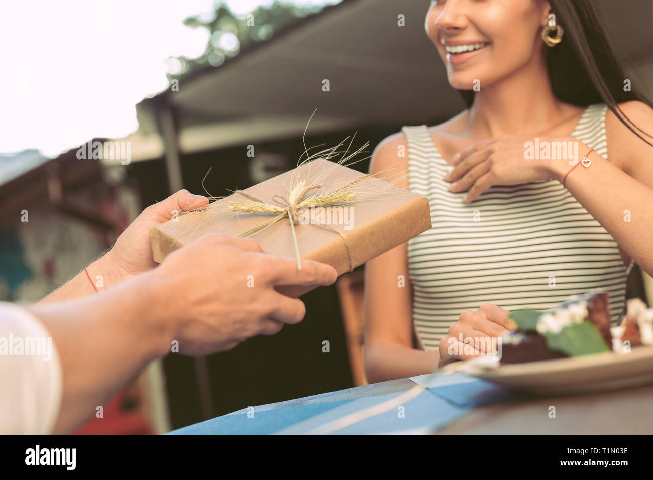 Ragazzo sensibile al carico di dono avvolto con carta craft Foto Stock