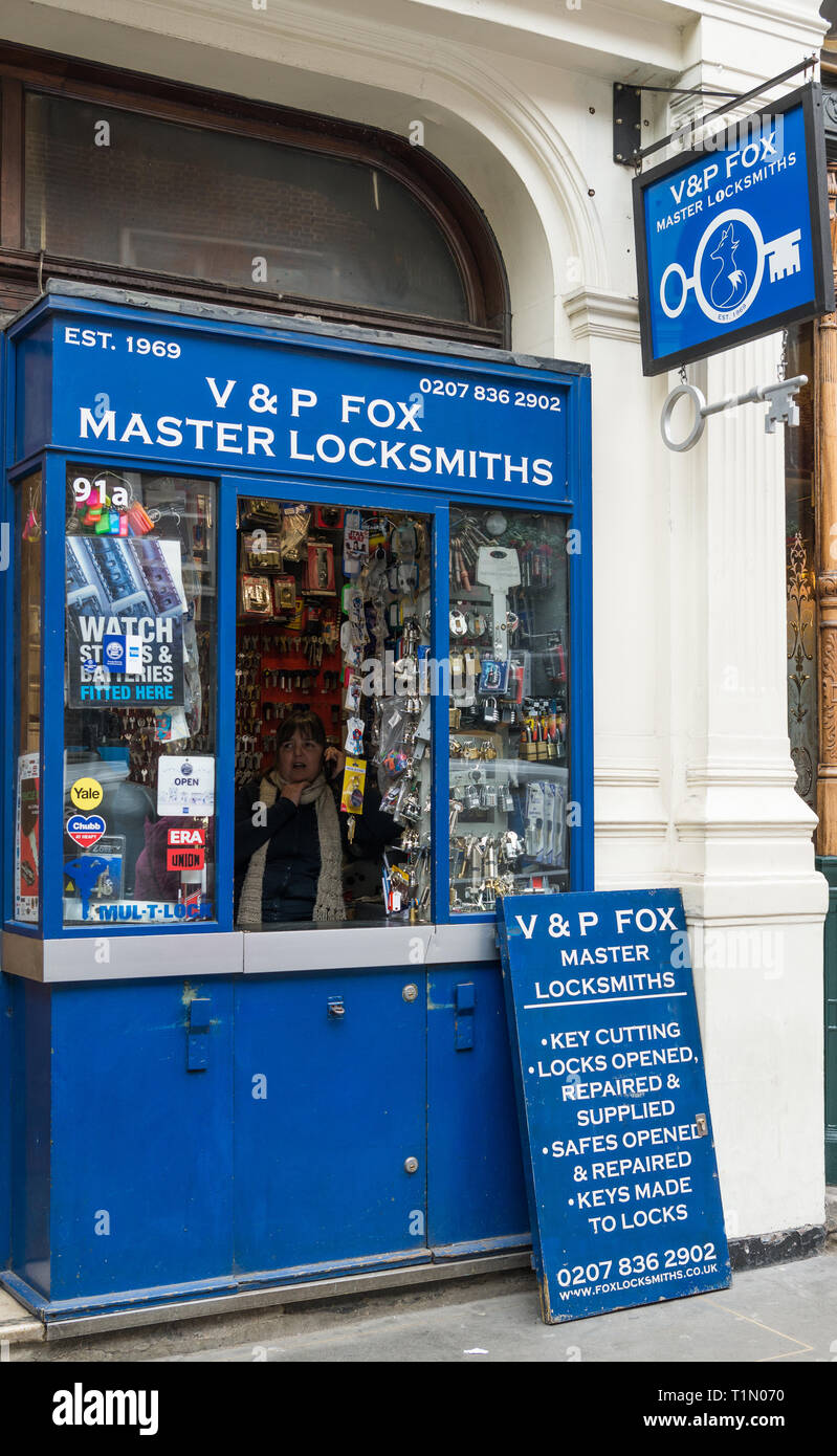 V & P Fox fabbri master chiosco in San Martin's Lane, Covent Garden, Londra, Inghilterra, Regno Unito Foto Stock