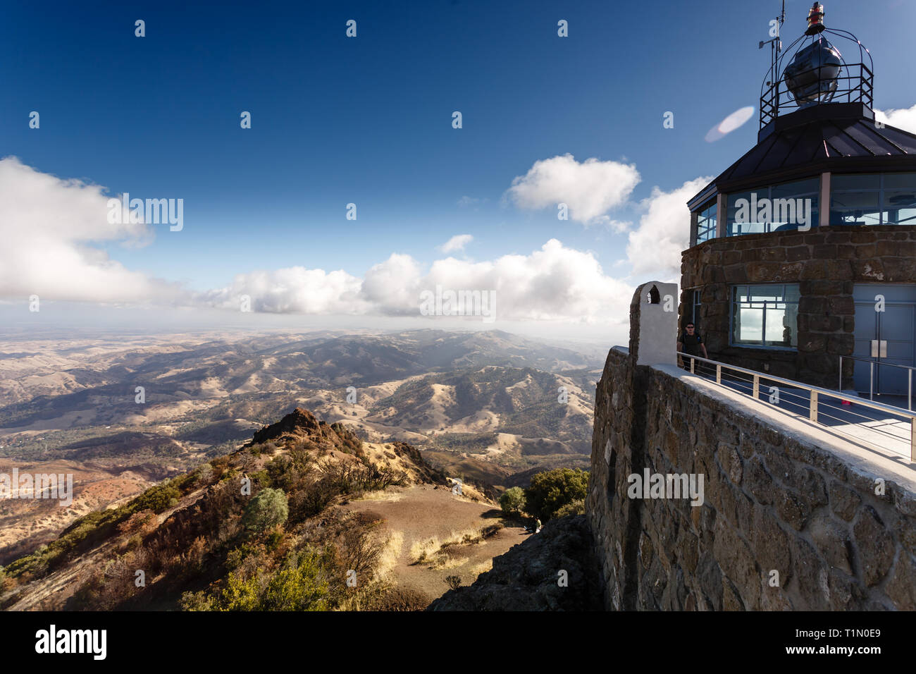 Vista dalla cima del monte Diablo torre di osservazione mostra nuvola ombreggiata estate arido paesaggio di colline e rilievi in posizione di parcheggio Foto Stock