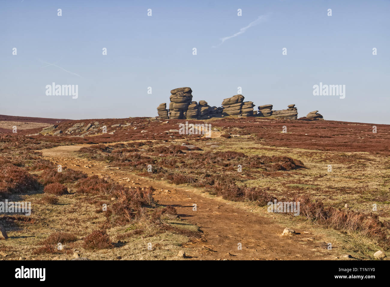 Sul percorso di pietre della ruota (aka Coach & Horses), una strana formazione rocciosa a bordo Derwent in inglese il Peak District, REGNO UNITO Foto Stock