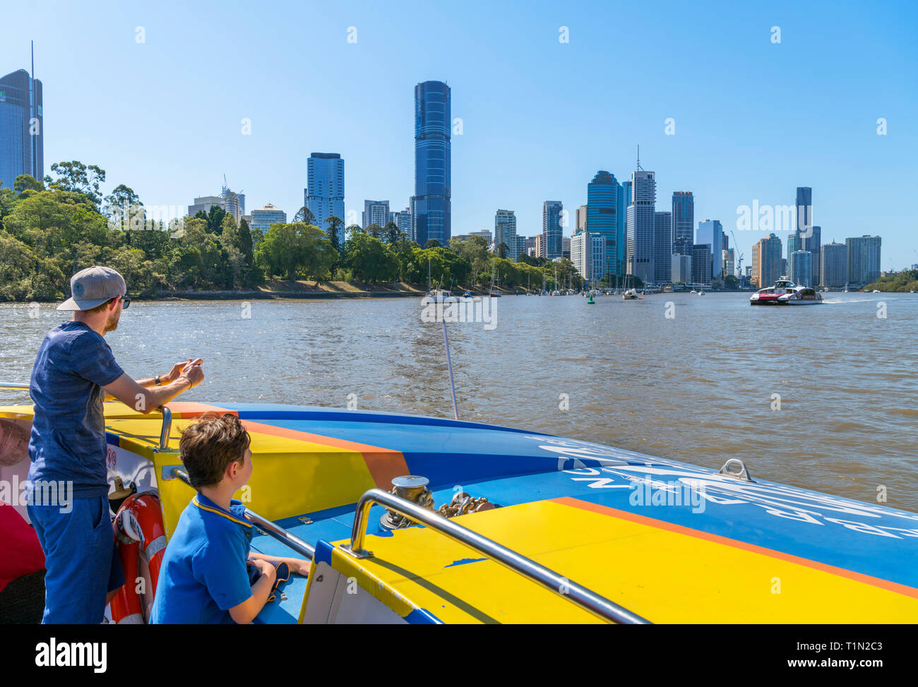 Lo skyline del centro cittadino da una CityCat traghetto sul Fiume Brisbane, Brisbane, Queensland, Australia Foto Stock