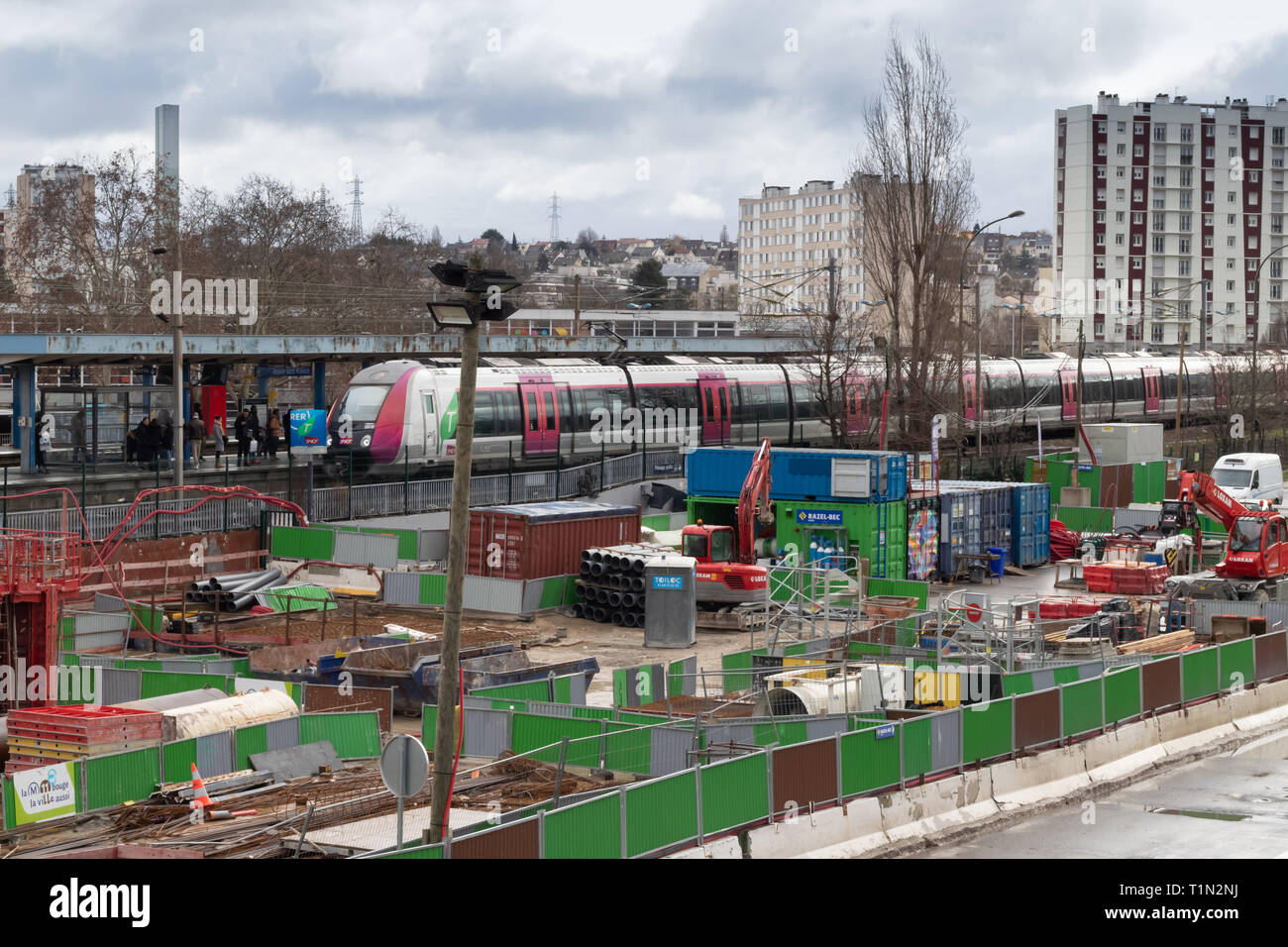 Treno RER et travaux station Rosny Bois Perrier Foto Stock