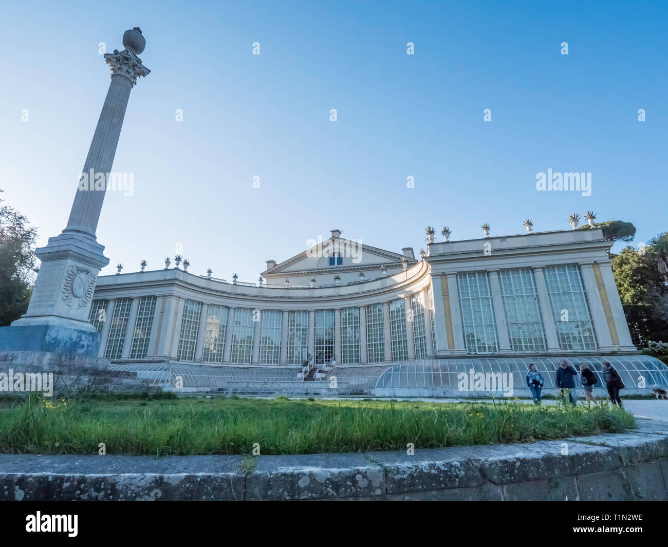 Marzo 2019. Esterno del Teatro di Villa Torlonia a Villa Torlonia. Il teatro, attualmente chiuso si trova in un parco pubblico, chiamato Villa Torlonia, in Foto Stock