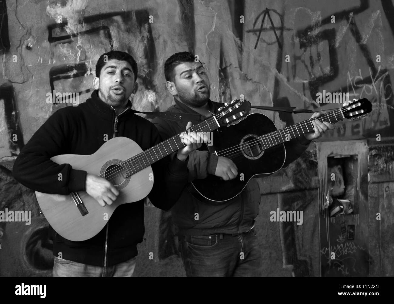 Immigrato buskers in Alexanderplatz Berlino Germania Foto Stock