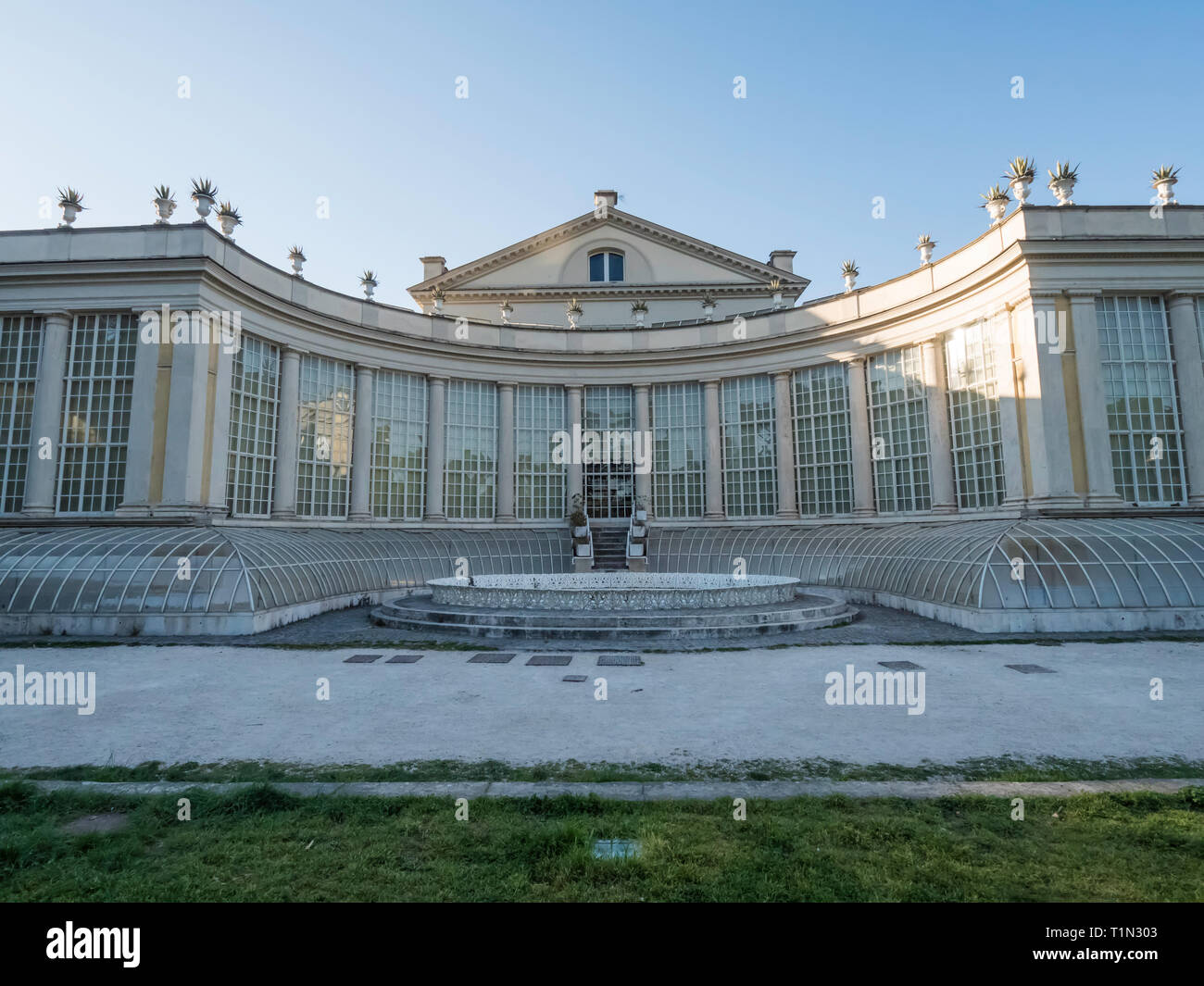 Marzo 2019. Esterno del Teatro di Villa Torlonia a Villa Torlonia. Il teatro, attualmente chiuso si trova in un parco pubblico, chiamato Villa Torlonia, in Foto Stock