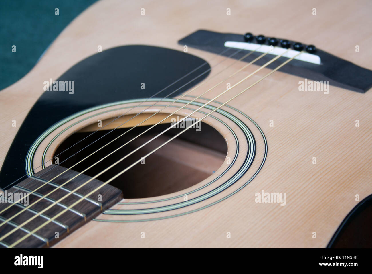 Close up di chitarra acustica con le corde di metallo. Il concetto di musica. Hobby, tempo libero concetto. Imparare a suonare la chitarra. Foto Stock