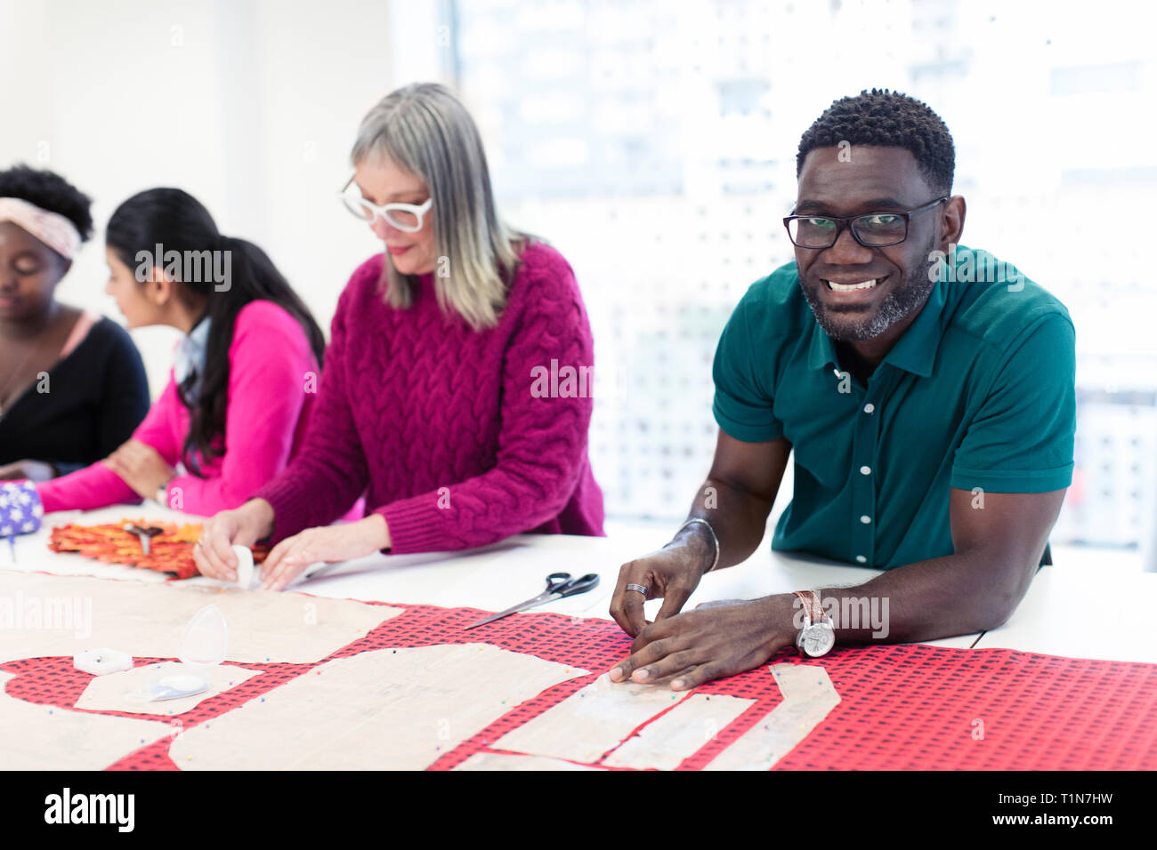 Ritratto fiducioso fashion designer che lavora in studio Foto Stock