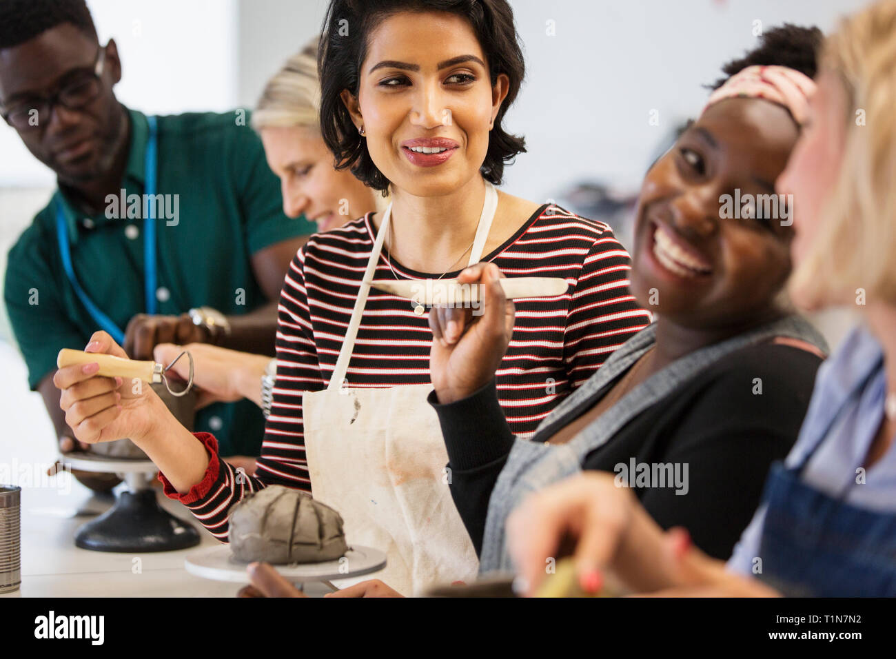 Happy amici godendo di classe d'arte Foto Stock