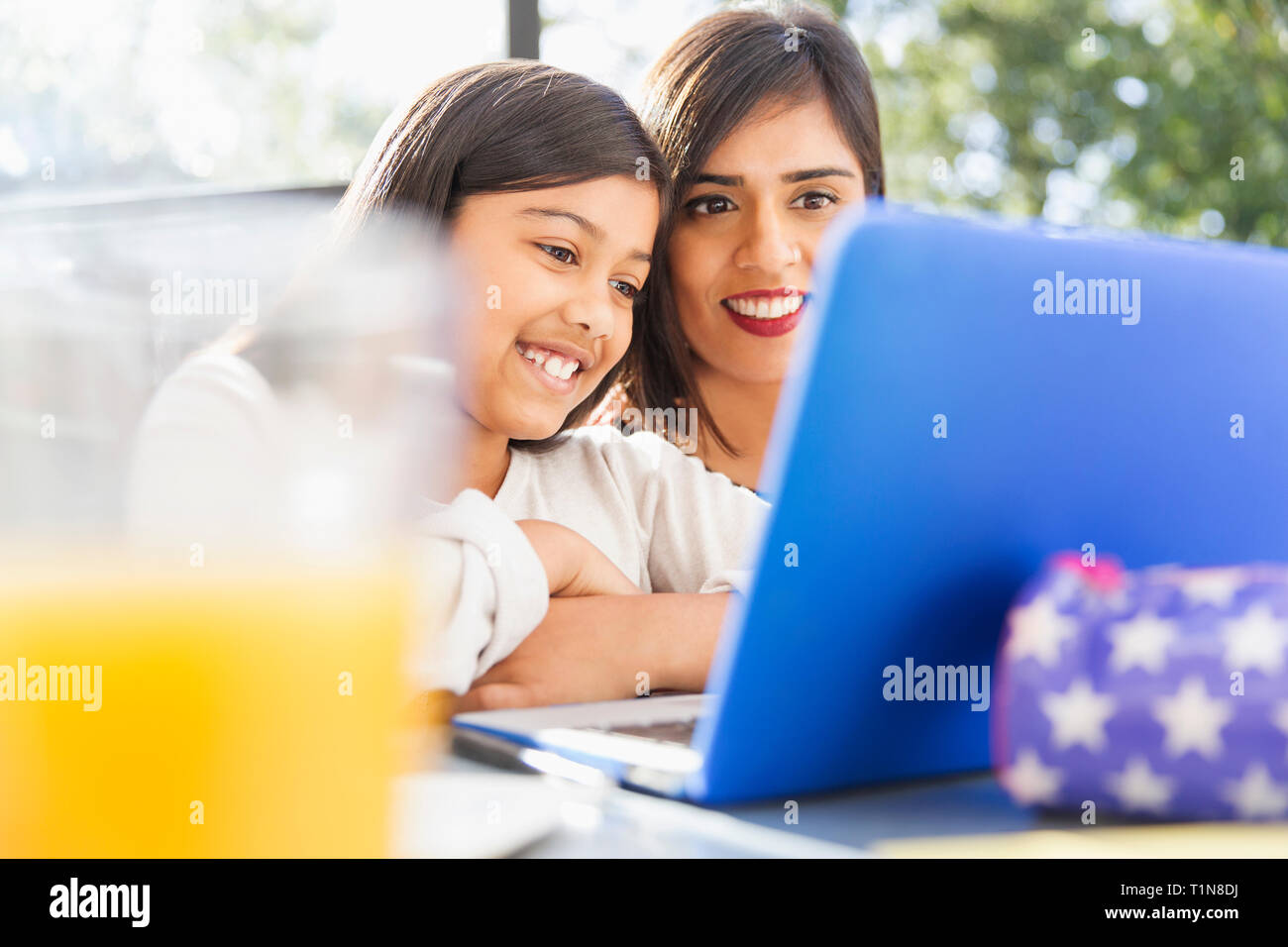 Felice madre e figlia utilizzando laptop Foto Stock