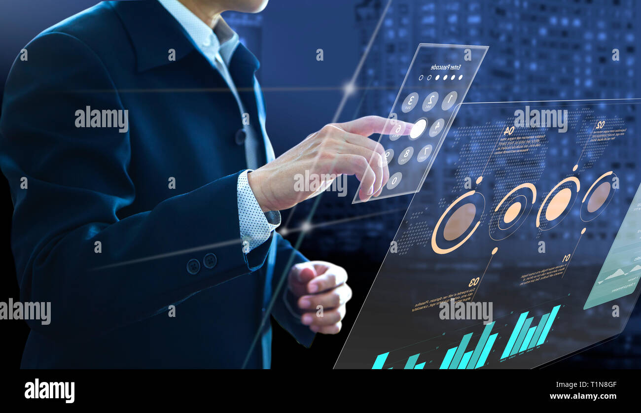 Imprenditore inserendo il codice di accesso sulla moderna virtual touch screen come un accesso al rischio di investimento di informazioni di gestione e l'analisi del ritorno sugli investimenti Foto Stock