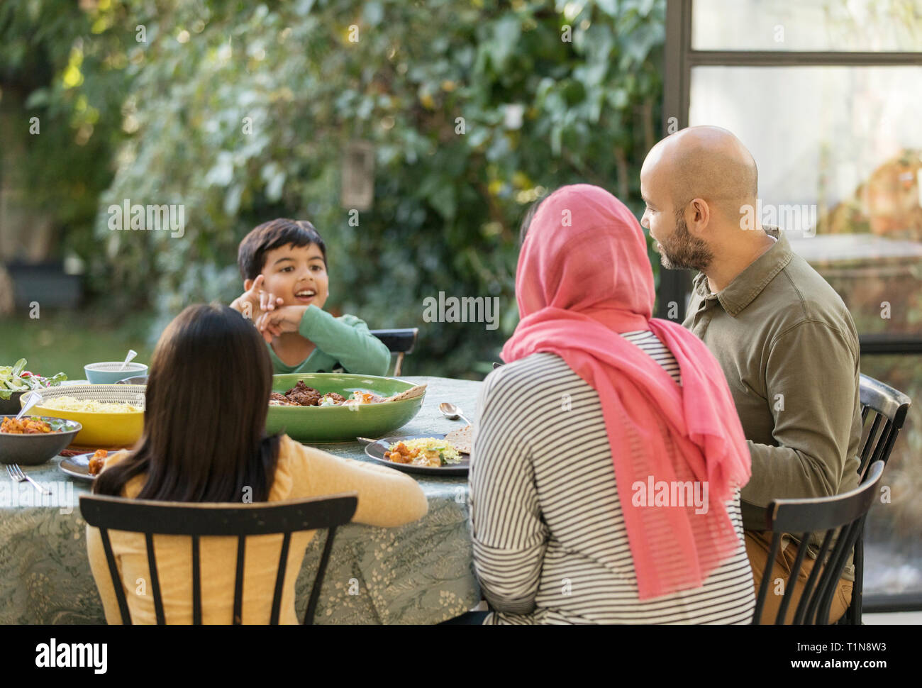 Famiglia di mangiare la cena al tavolo Foto Stock