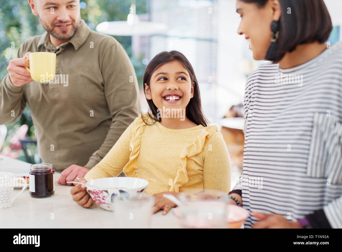 La famiglia felice gustando la prima colazione Foto Stock