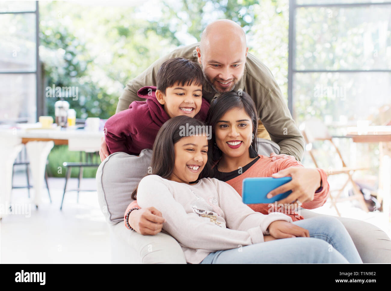 Famiglia selfie prendendo con la fotocamera del telefono Foto Stock