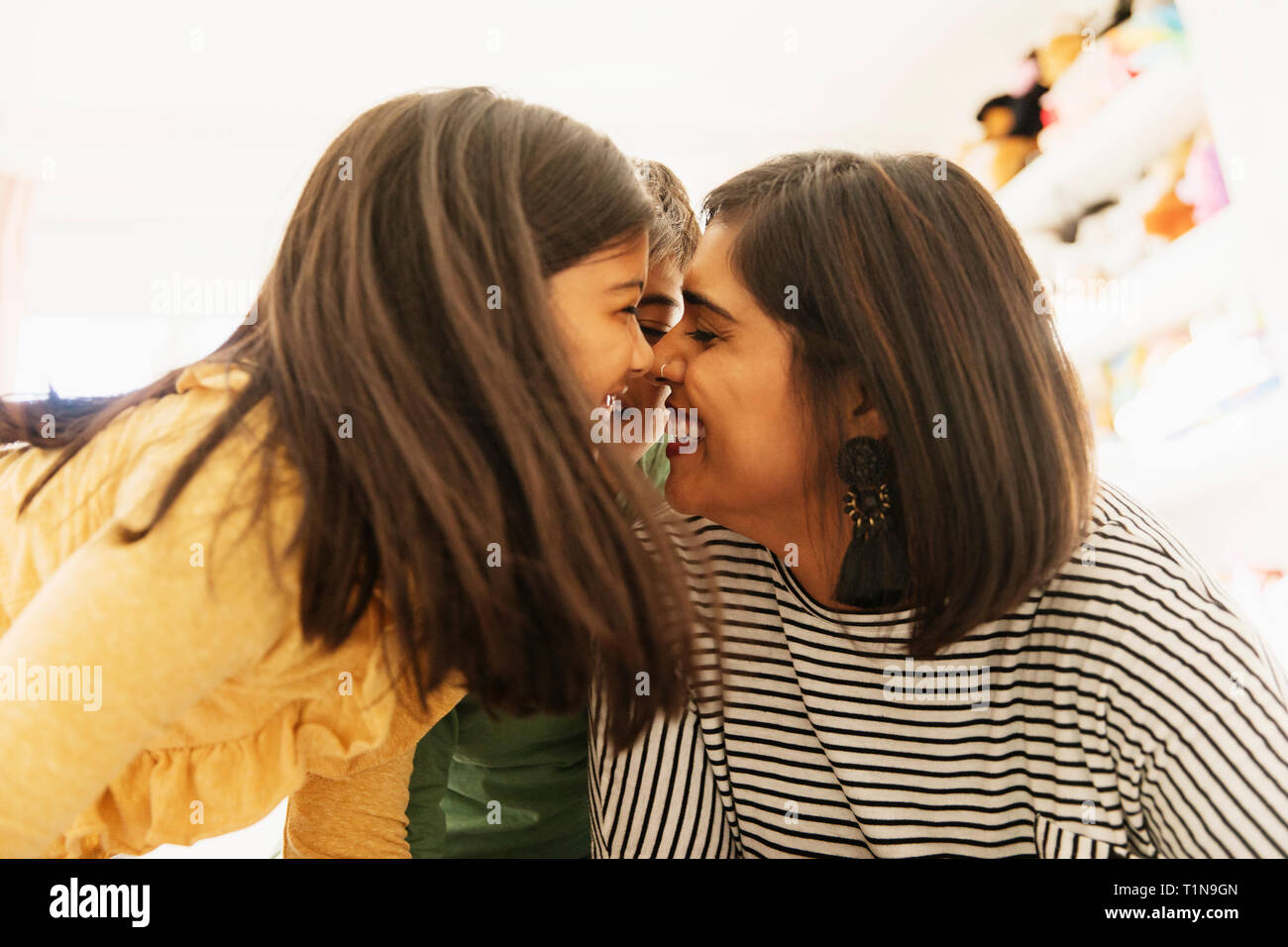 Affettuosa madre e bambini nasi di sfregamento Foto Stock
