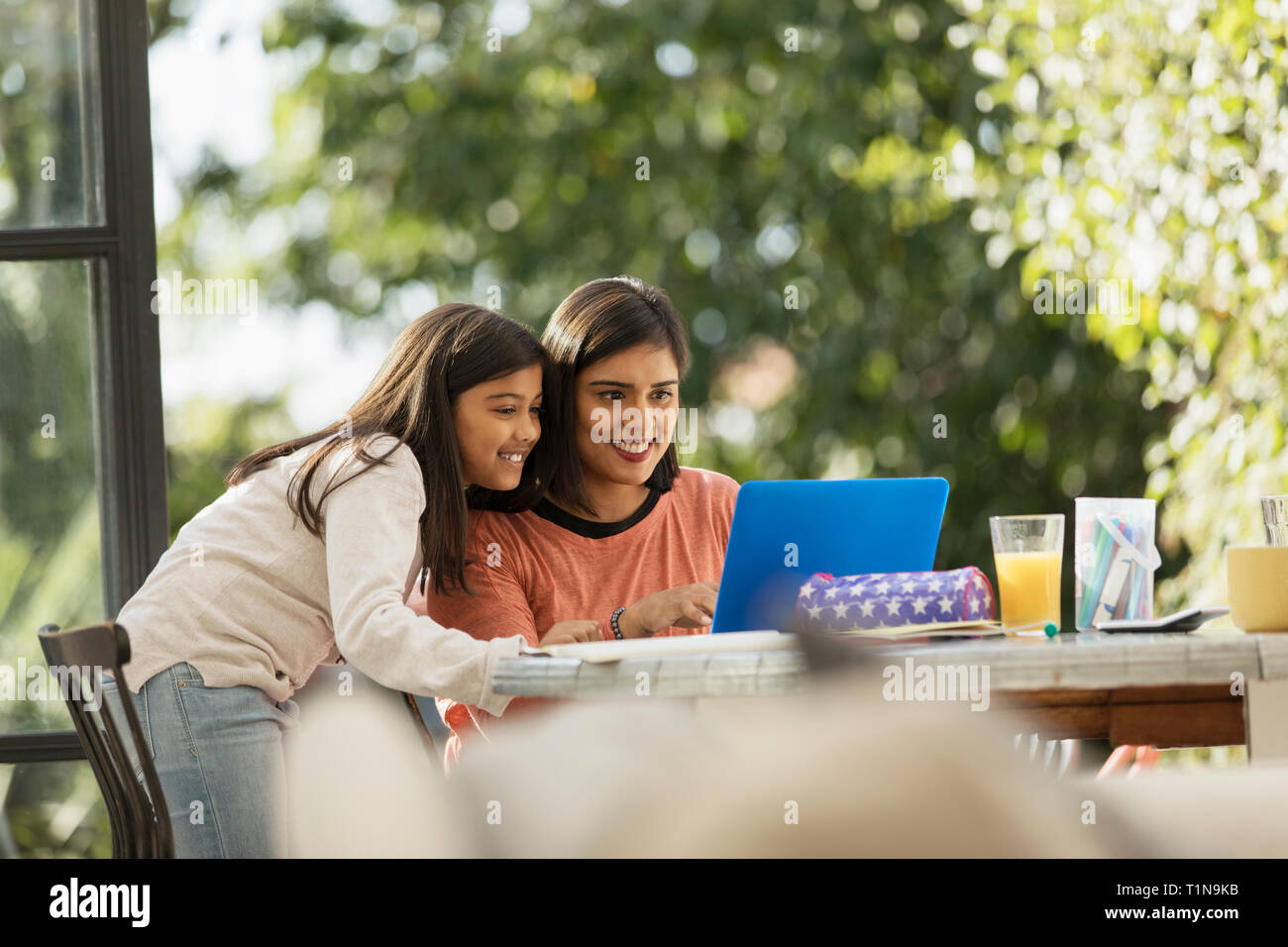 Madre e figlia utilizzando laptop Foto Stock