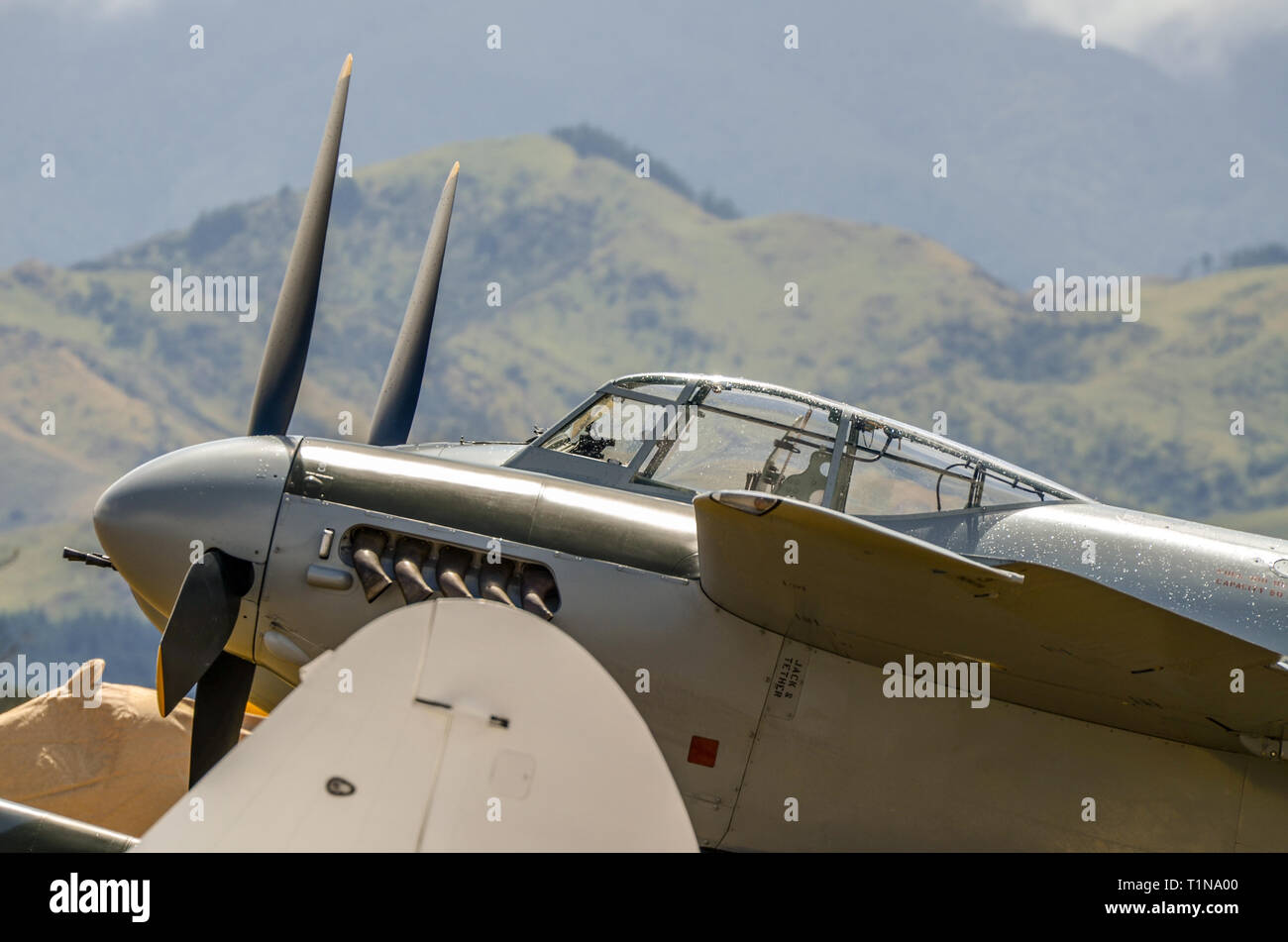 De Havilland DH.98 Mosquito aereo da combattimento al cofano aerodromo. La seconda guerra mondiale la RAF fighter bomber con Wairarapa colline, Nuova Zelanda Foto Stock
