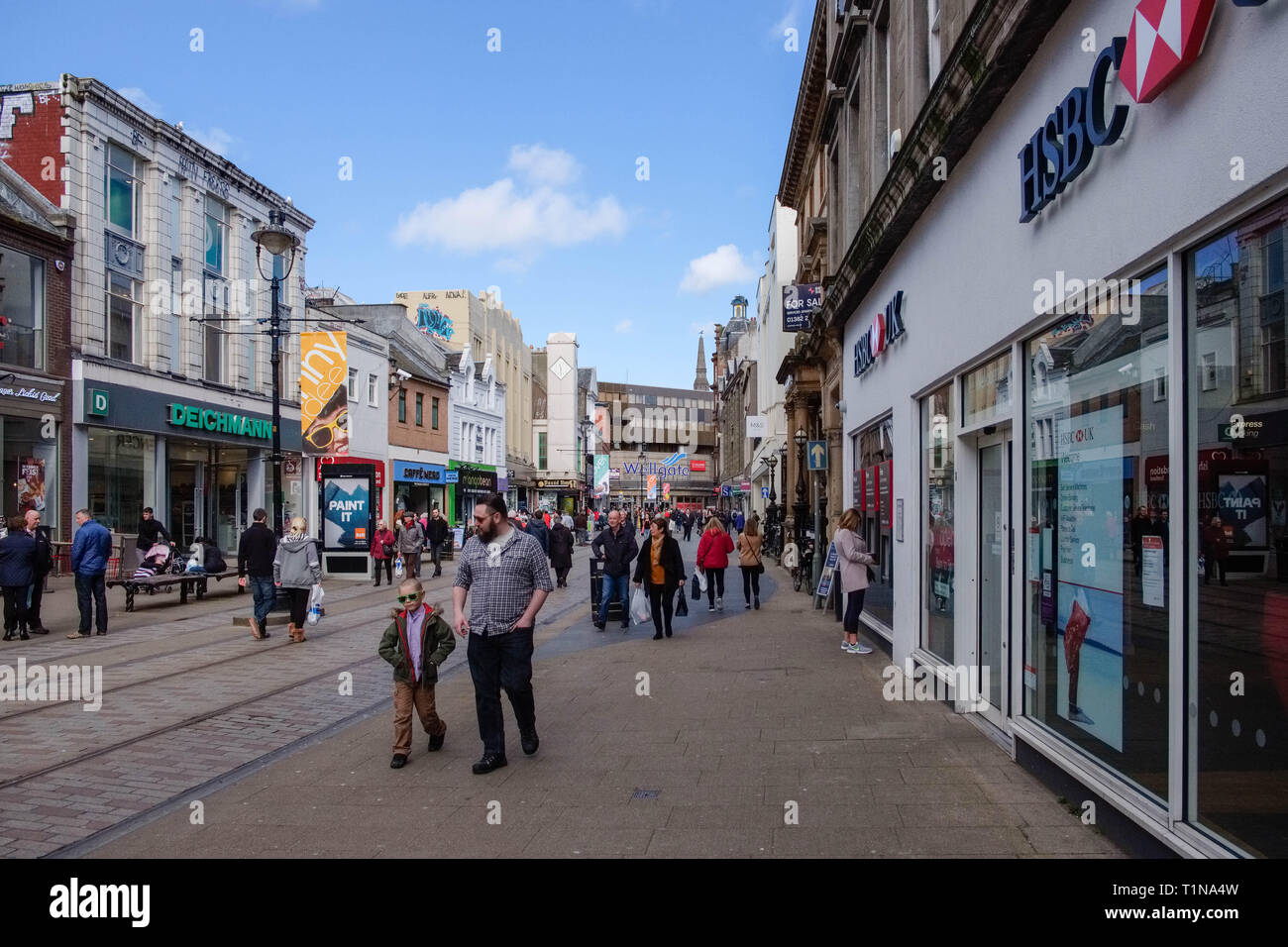 Dundee, Scotland, Regno Unito - 23 Marzo 2019: gente occupata shopping nel centro della città di Dundee in Scozia anche se molti negozi locali erano vuoti. Foto Stock