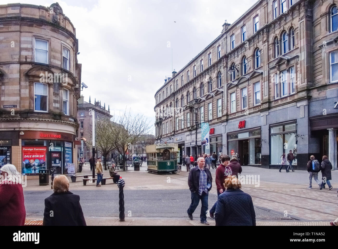 Dundee, Scotland, Regno Unito - 23 Marzo 2019: gente occupata shopping nel centro della città di Dundee in Scozia anche se molti negozi locali erano vuoti. Foto Stock