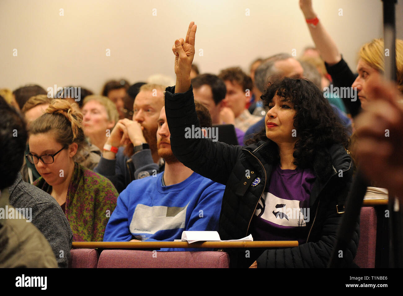 Londra, Inghilterra. 16 marzo, 2019. Un membro del pubblico alza la mano per porre una domanda al pannello, durante la plenaria di chiusura, 'un media manif Foto Stock