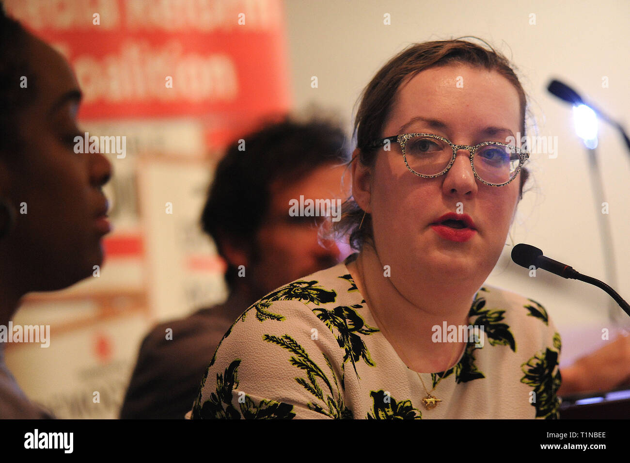 Londra, Inghilterra. 16 marzo, 2019. Dawn Foster, staff writer per la rivista giacobina, editorialista del Guardian e autore, parlando durante la chiusura ple Foto Stock Londra, Inghilterra. 16 marzo, 2019. Dawn Foster, staff writer per la rivista giacobina, editorialista del Guardian e autore, parlando durante la chiusura ple Foto Stock