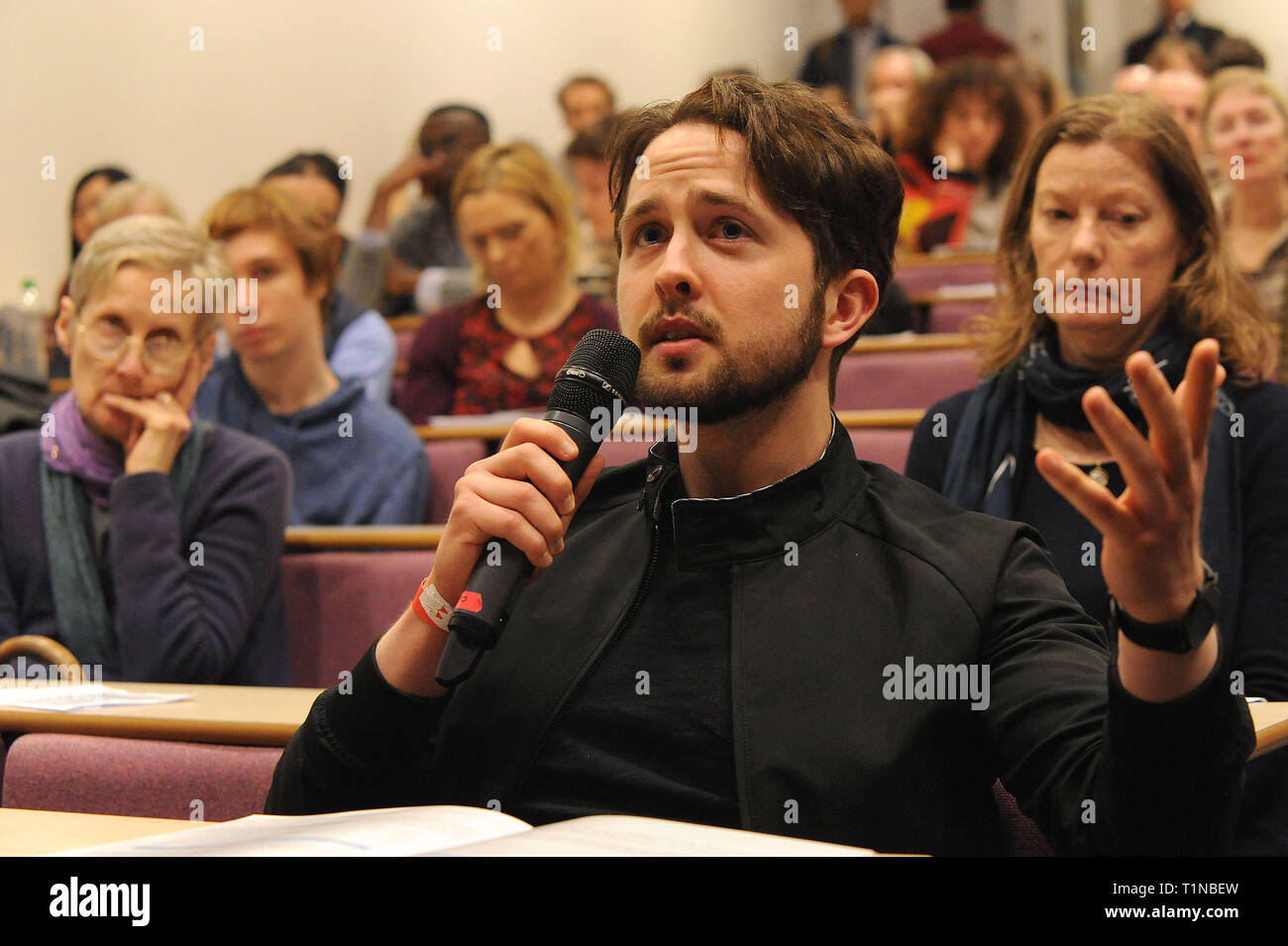 Londra, Inghilterra. 16 marzo, 2019. Un membro del pubblico pone una domanda al pannello altoparlanti durante la sessione, 'Media guasto - Brexit di copertura Foto Stock