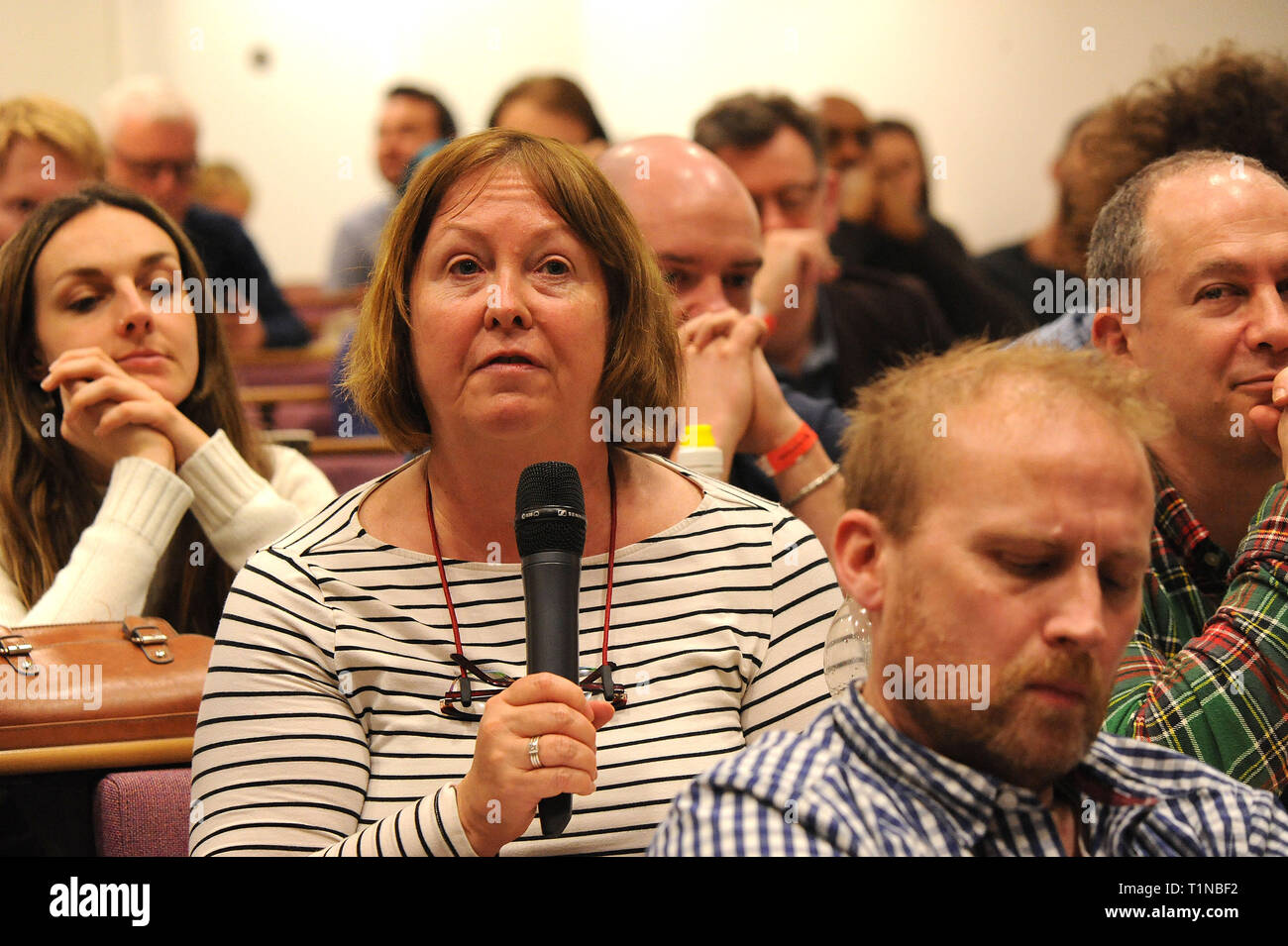 Londra, Inghilterra. 16 marzo, 2019. Un membro del pubblico pone una domanda al pannello altoparlanti durante la sessione, 'Media failure - copertura Brexit' a Foto Stock