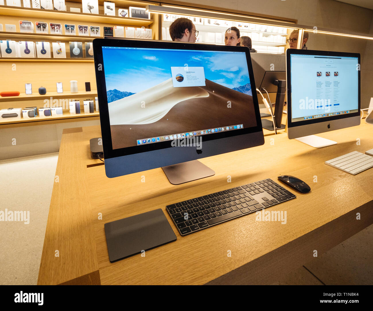 Parigi, Francia - Mar 19 2019: People shopping nuovo iMac Pro all-in-one personal computer in computer Apple Store configurato con processori Intel Xeon e Radeon Vega Pro GPU Foto Stock