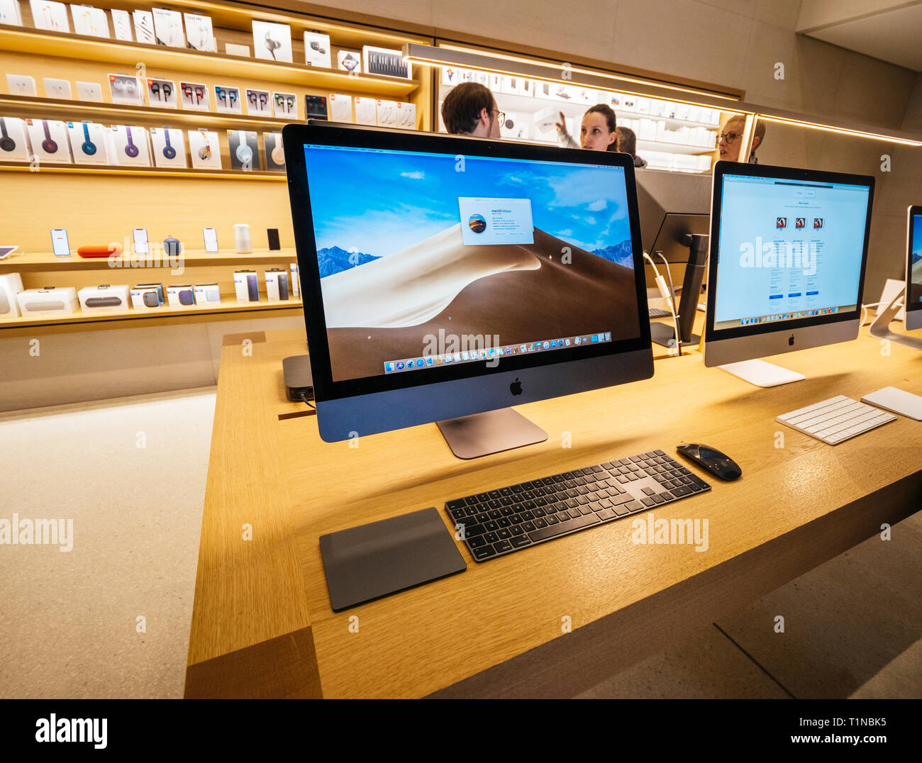 Parigi, Francia - Mar 19 2019: nuovo iMac Pro all-in-one personal computer in computer Apple Store. Apple precedenti iMac Pro è il Mac più potente mai realizzato con Intel e Radeon Vega Pro GPU Foto Stock