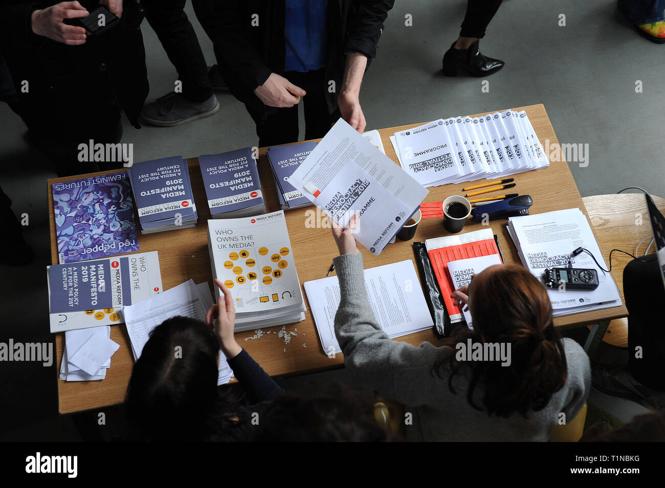Londra, Inghilterra. 16 marzo, 2019. Volontari distribuiscono festival della letteratura e materiale di propaganda, presso il banco di registrazione, alla media della democrazia Foto Stock