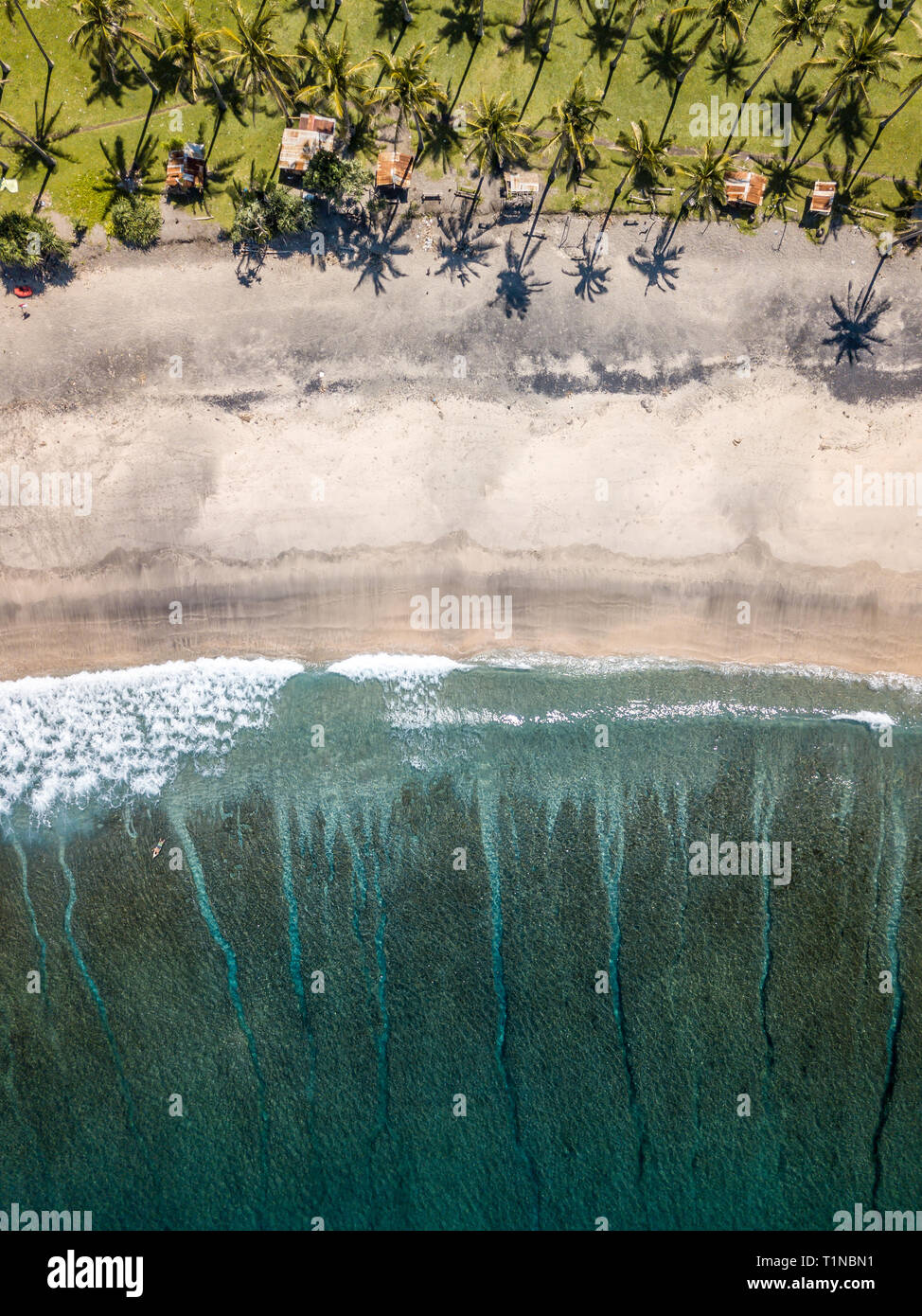 Vista aerea di una spiaggia nei pressi di Senggigi in Lombok, Indonesia Foto Stock