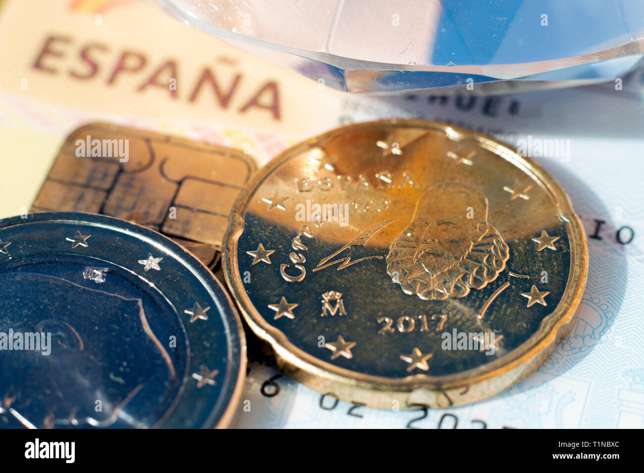 Le banconote e le monete in euro da vicino. Chip Foto Stock