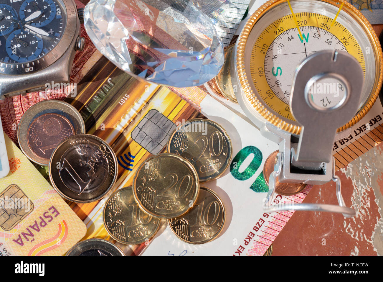 Carta di identità, banconote, monete, carta di credito e altri oggetti personali Foto Stock