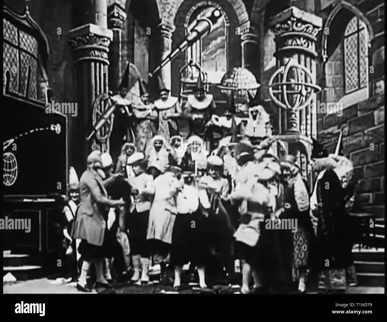 Un viaggio verso la luna (francese: Le Voyage dans la Lune)[a] è un Francese 1902 film di avventura diretto da Georges Méliès. Ispirato da una ampia varietà di fonti, tra cui Jules Verne i romanzi dalla terra alla luna e intorno alla Luna, il film segue un gruppo di astronomi che viaggiano verso la luna in un cannone a propulsione, capsule di esplorare la superficie della Luna, la fuga da un gruppo di metropolitana di seleniti (lunar abitanti), e ritorno a terra con un captive selenito. Esso dispone di un cast ensemble francese di artisti teatrali, guidato da Méliès stesso nel ruolo principale del Professor Barbenfouillis, e Foto Stock