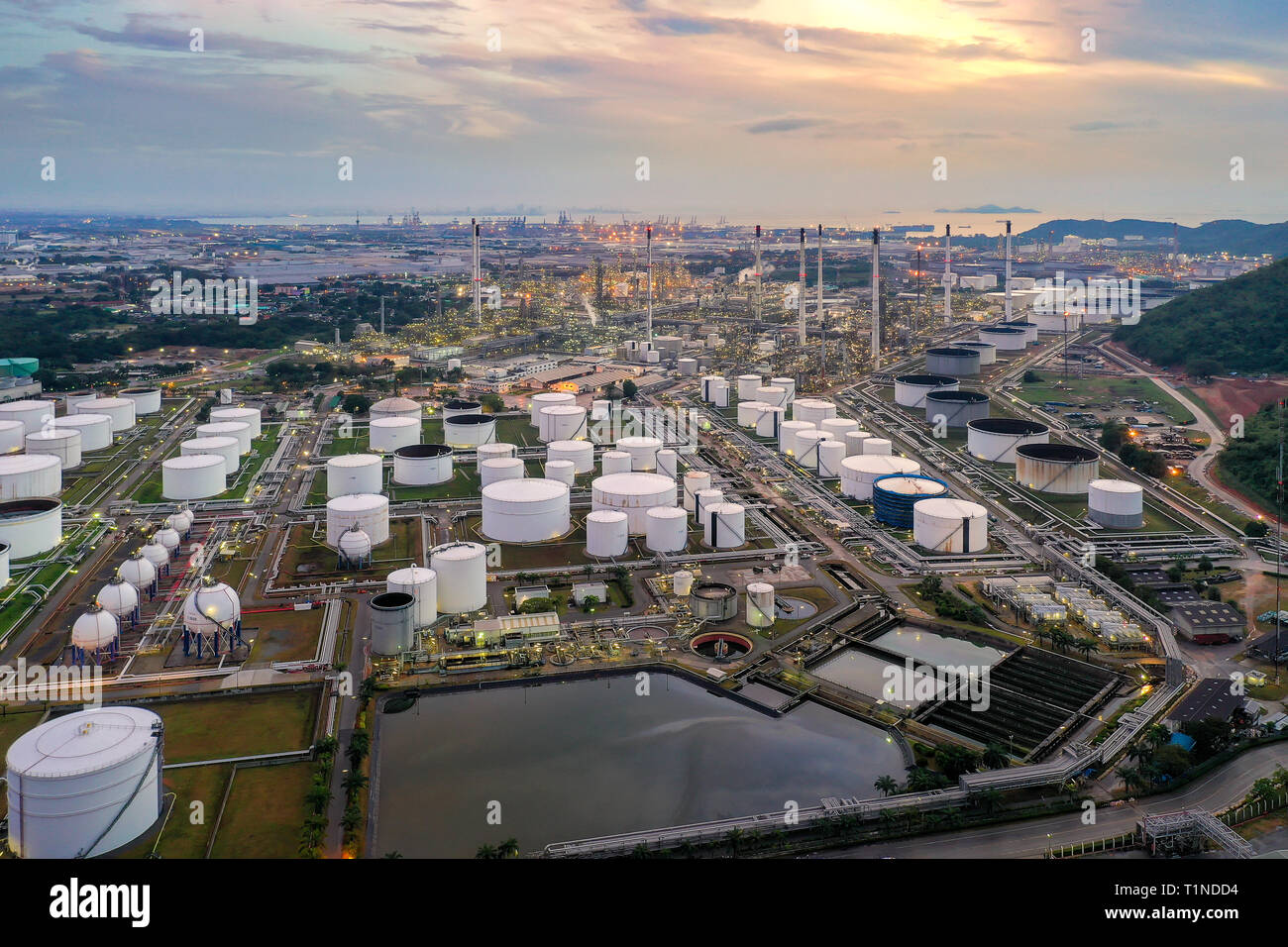 Vista aerea dell'industria petrolifera e del gas - raffineria al crepuscolo Foto Stock