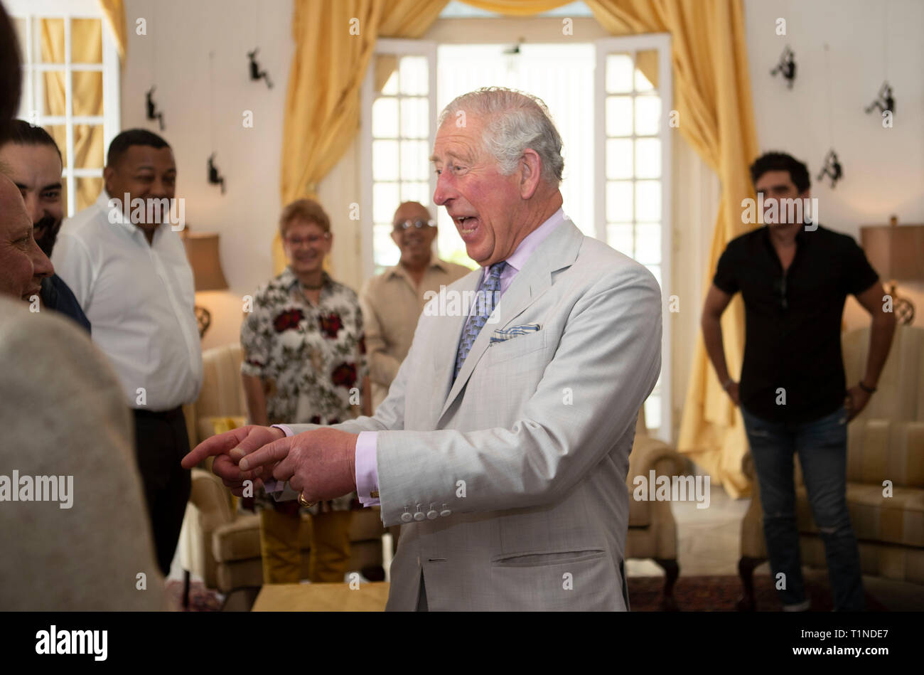 Il Principe di Galles si sente parlare la risposta culturale alla recente tornado in Avana, all'Ambassador Residence a l'Avana, Cuba. Foto Stock