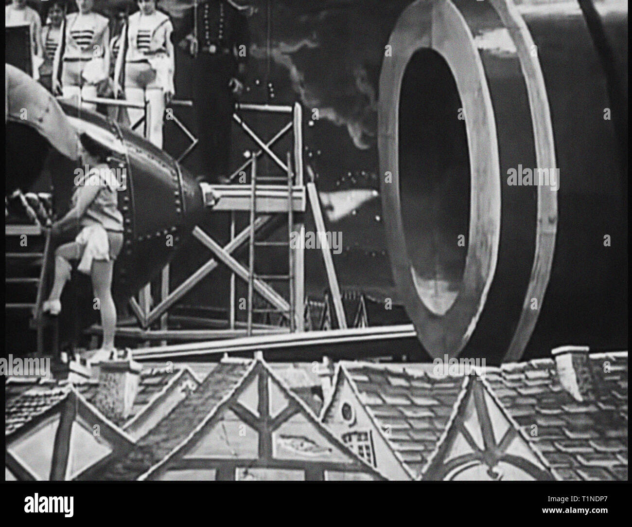Un viaggio verso la luna (francese: Le Voyage dans la Lune)[a] è un Francese 1902 film di avventura diretto da Georges Méliès. Ispirato da una ampia varietà di fonti, tra cui Jules Verne i romanzi dalla terra alla luna e intorno alla Luna, il film segue un gruppo di astronomi che viaggiano verso la luna in un cannone a propulsione, capsule di esplorare la superficie della Luna, la fuga da un gruppo di metropolitana di seleniti (lunar abitanti), e ritorno a terra con un captive selenito. Esso dispone di un cast ensemble francese di artisti teatrali, guidato da Méliès stesso nel ruolo principale del Professor Barbenfouillis, e Foto Stock