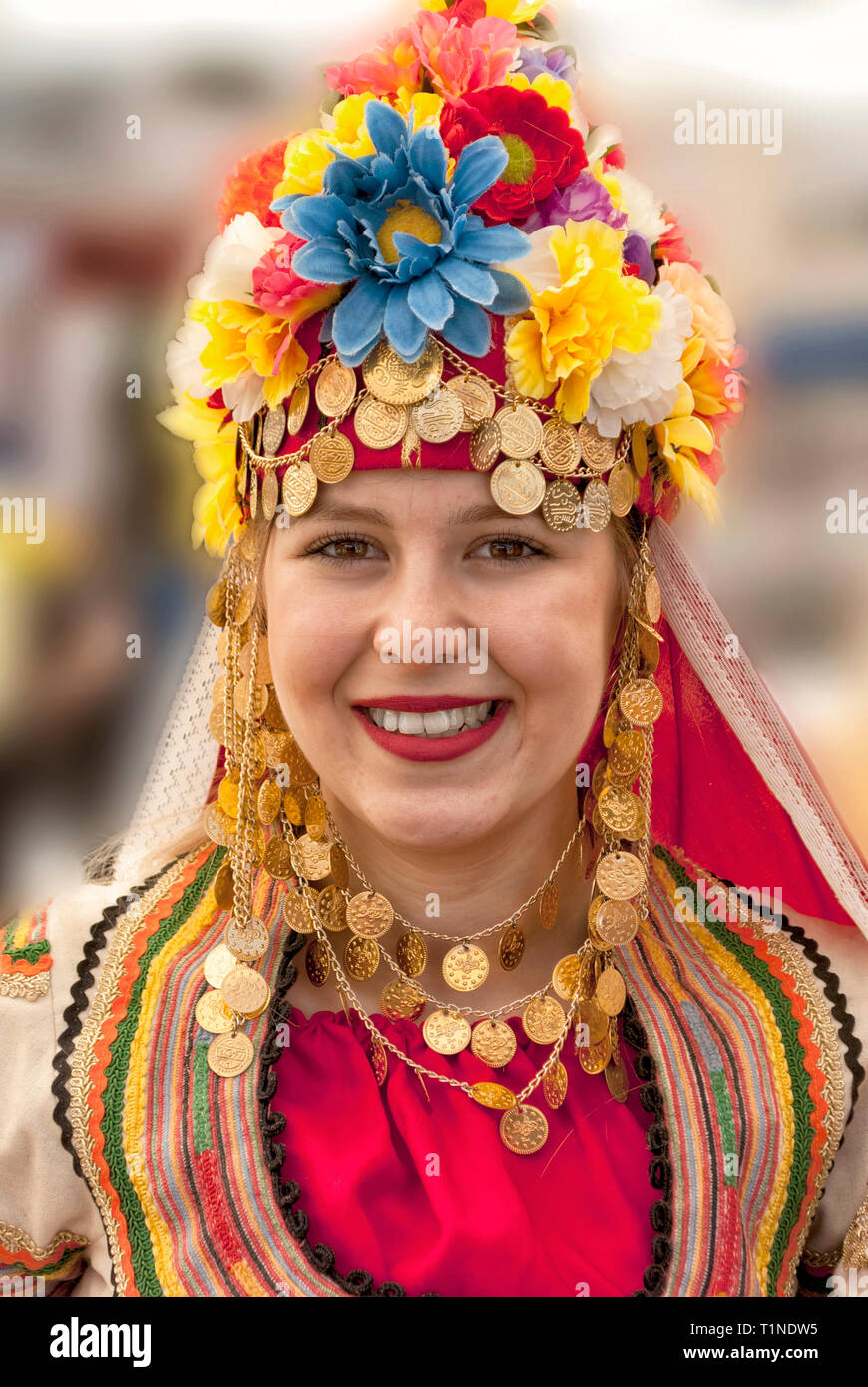 Ragazza in costume tradizionale per la vacanza di fertilità;Kyustendil, Bulgaria; Foto Stock