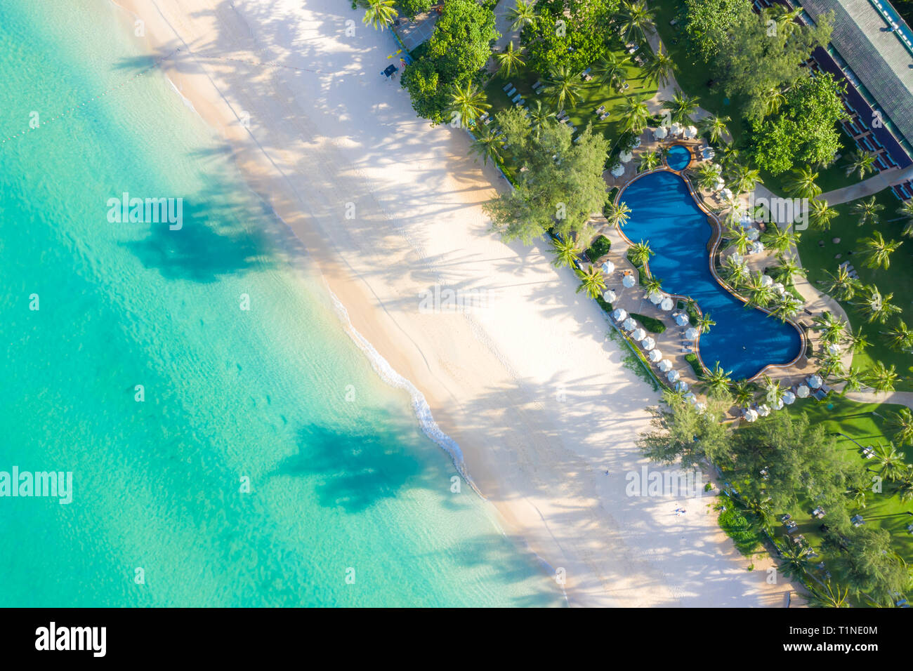 Vista aerea della piscina con vista del mare e della spiaggia in hotel di lusso e resort per viaggi e vacanze Foto Stock