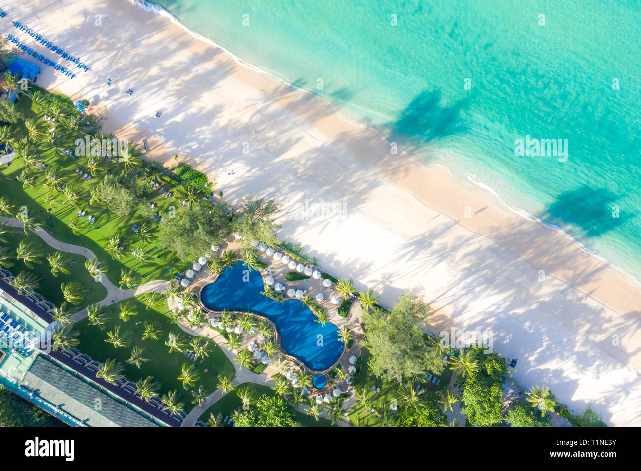 Vista aerea della piscina con vista del mare e della spiaggia in hotel di lusso e resort per viaggi e vacanze Foto Stock