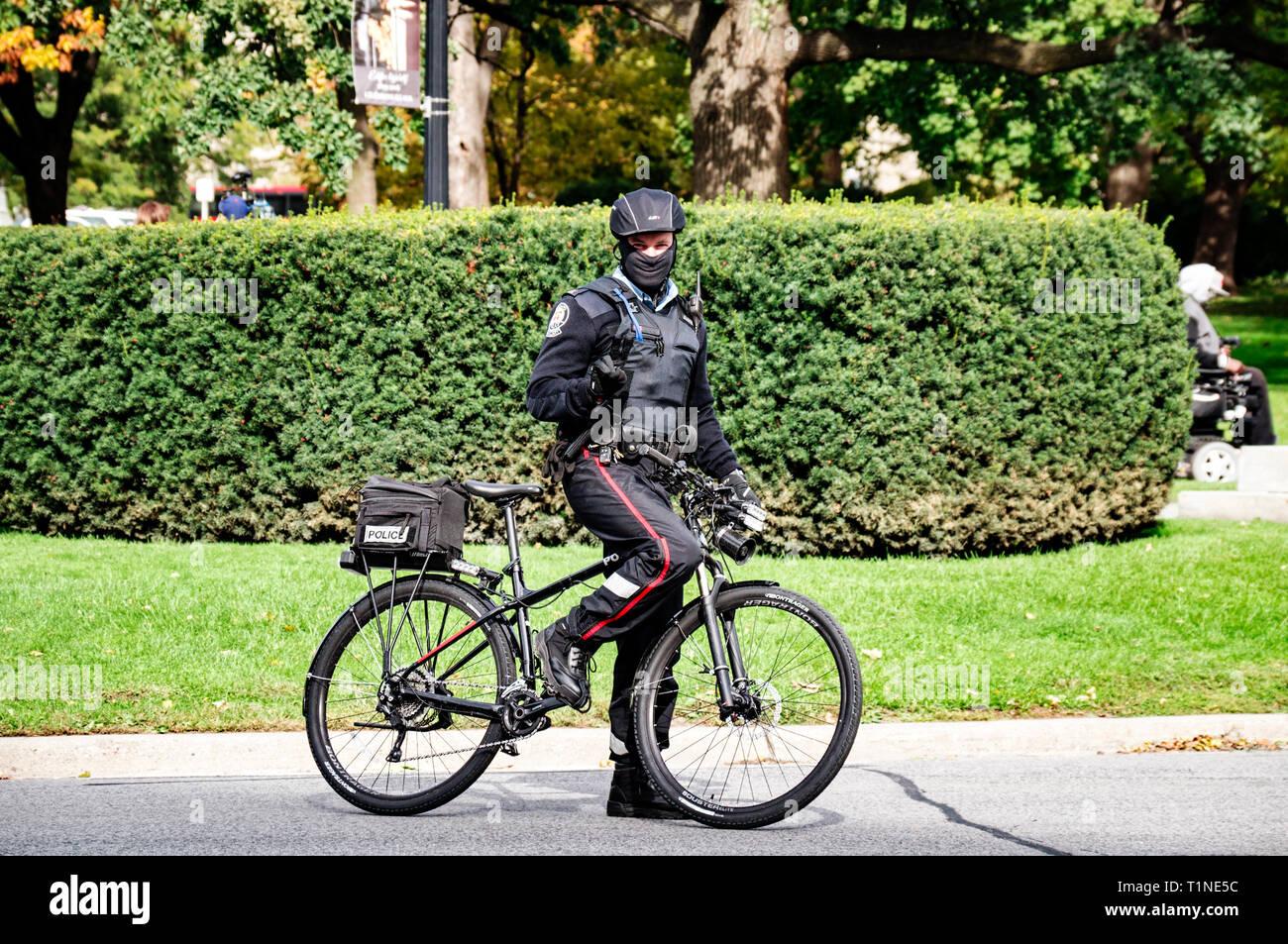 Toronto, Canada - 10 20 2018: la più grande città canadese strade sono anche patroled da Toronto polizia pattuglia di bicicletta ufficiali Foto Stock
